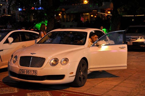 Ngọc Trinh và ông bầu Khắc Tiệp sử dụng Bentley màu trắng tới chúc mừng hôn lễ của Phạm Ngọc Thạch.